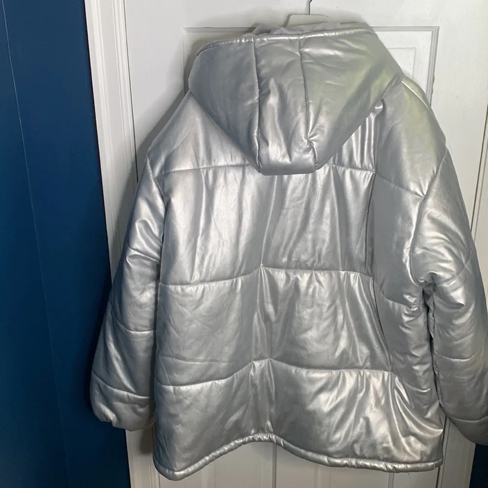 PrettyLittleThing Metallic Silver Unisex Extreme Oversized Puffer Coat Sz Large - Image 10