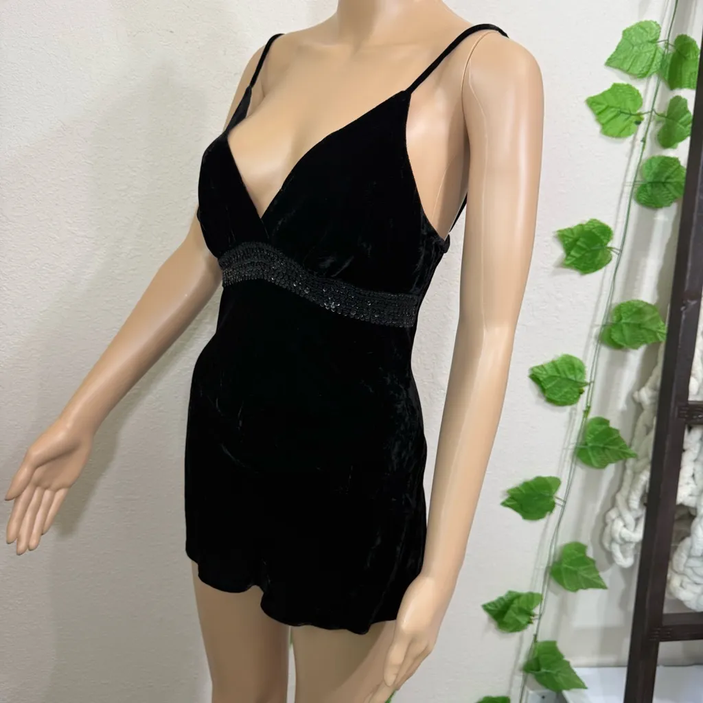 Elegant Black Velvet Top Express - Image 9