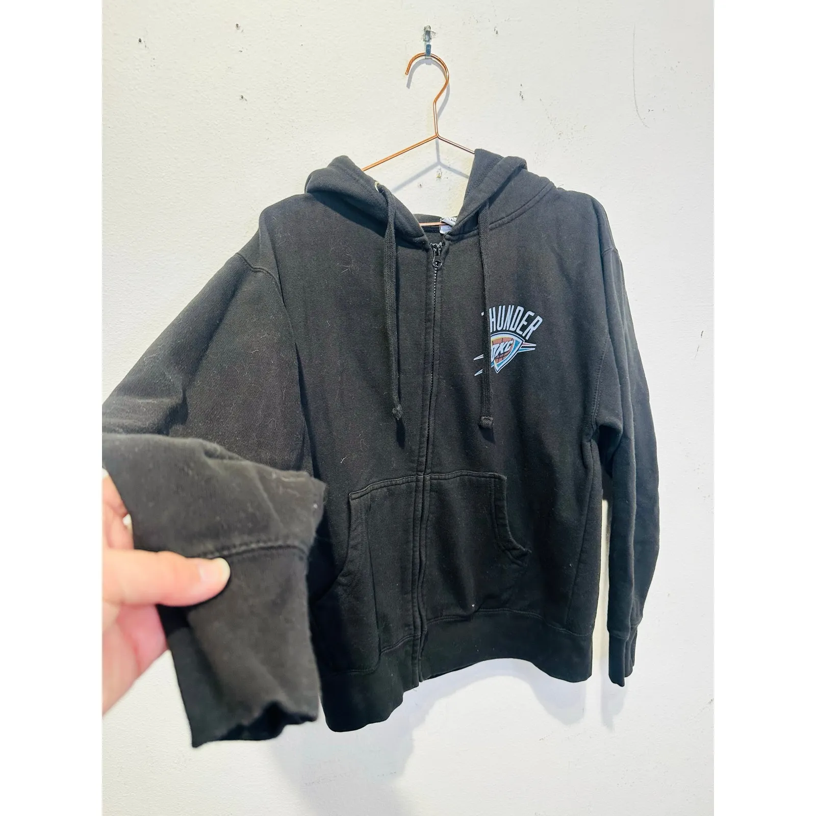 ITEM OF THE GAME Black OKC Thunder Logo Zip Up Drawstring Hoodie size Medium - Image 2