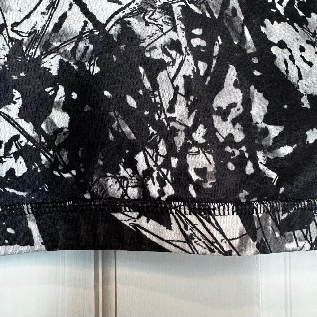 Mondetta Abstract Criss Cross Back Sports Bra in Black/Gray/White - XS/SMALL - Image 9