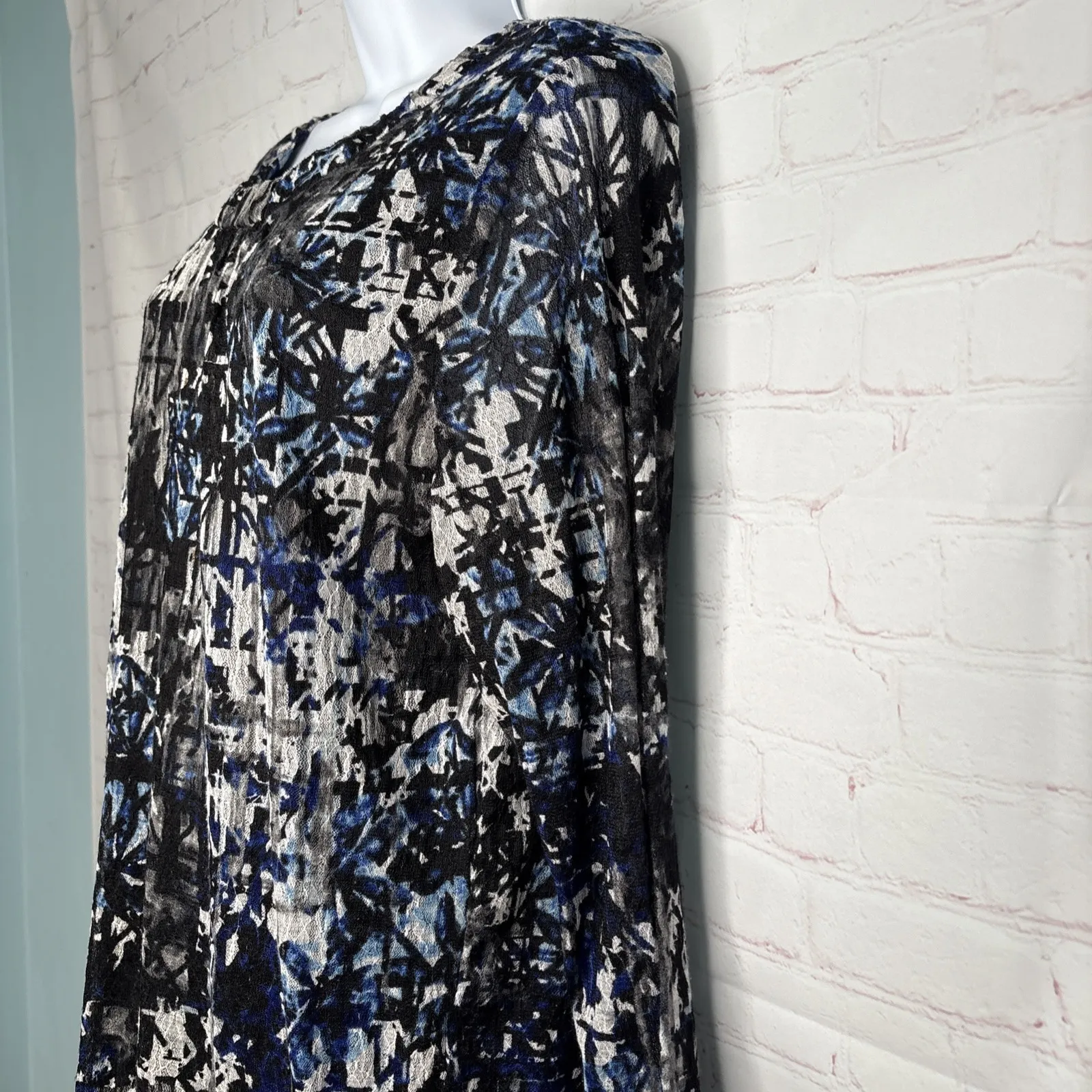 CJ‎ BANKS Women 1X Plus Blue & Black Long-Sleeve Rayon Shirt Blouse Top - Image 4