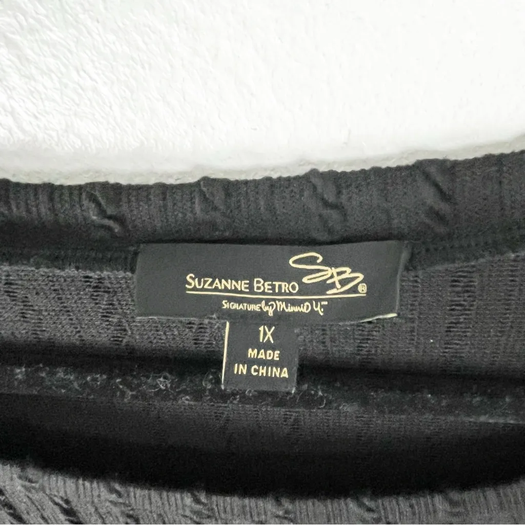 SUZANNE BETRO Black Long Sleeves Accent Button White Asymmetrical Hem Tunic 1X - Image 3