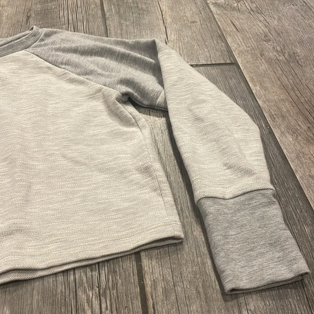Beyond Yoga, Heather Gray cropped crewneck - Image 3