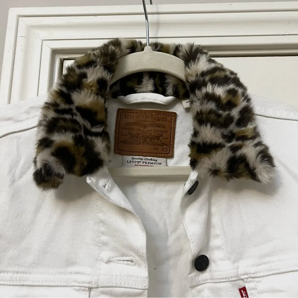 Levi's  Cropped Denim Trucker Jacket With Leopard Fur Collar - Image 4