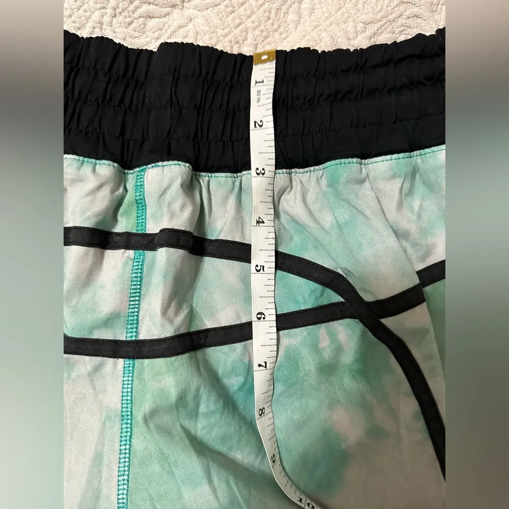 Lululemon Tracker Short II *2-way Stretch
Spray Dye White Blue Tropics / Black - Image 6