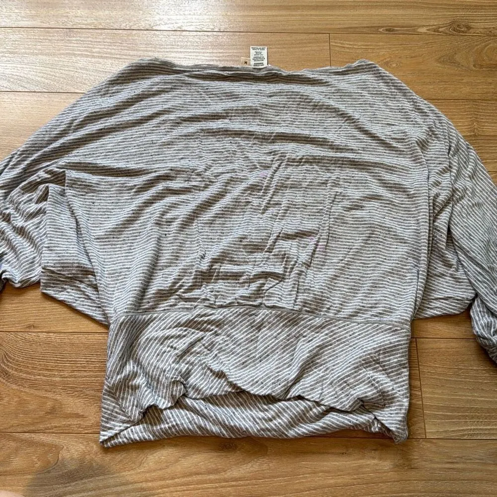 Max studio gray and white striped top size medium   Flattering cinches and super - Image 7