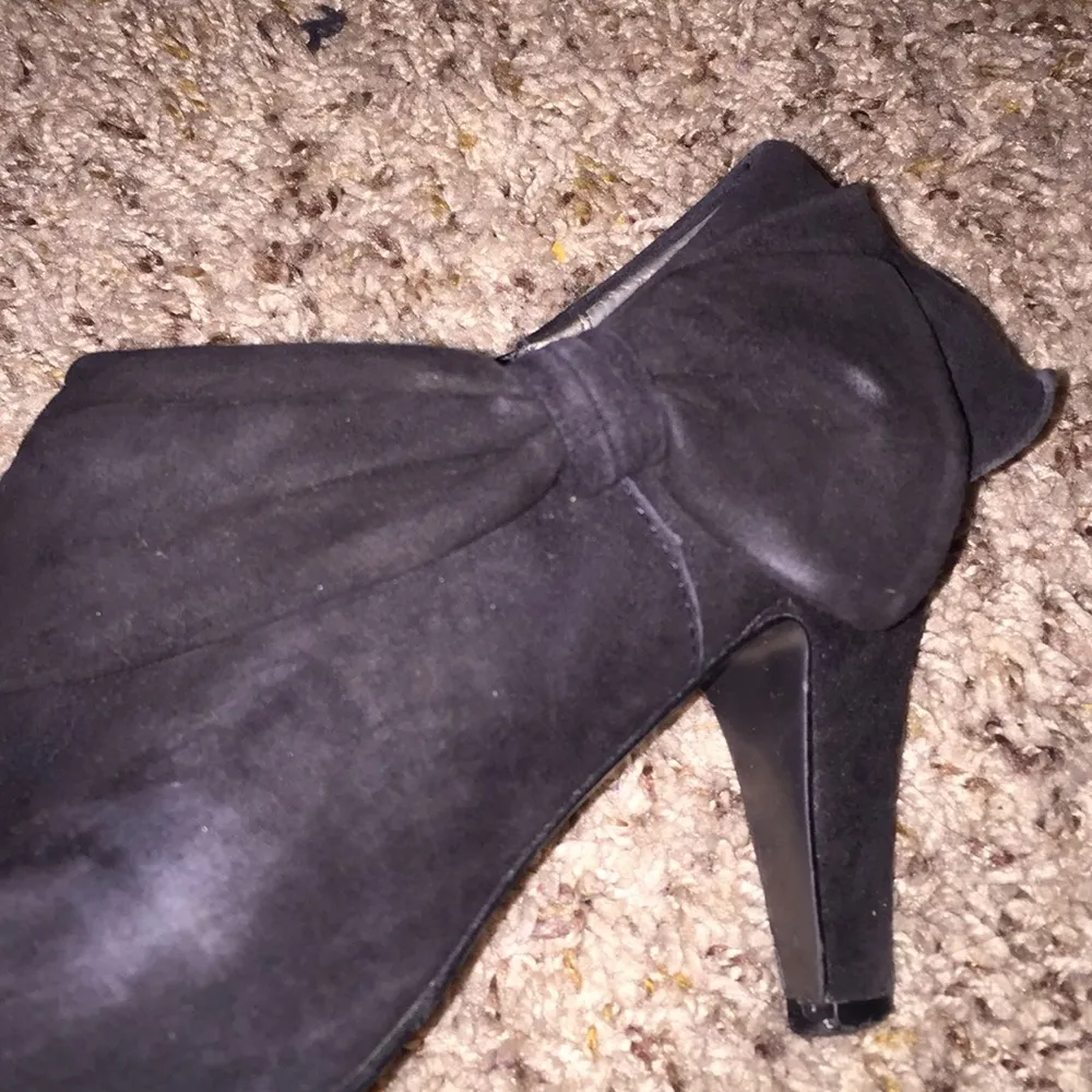 Black Tahari Greyson Bow Bootie Heals Size 6 - Image 4