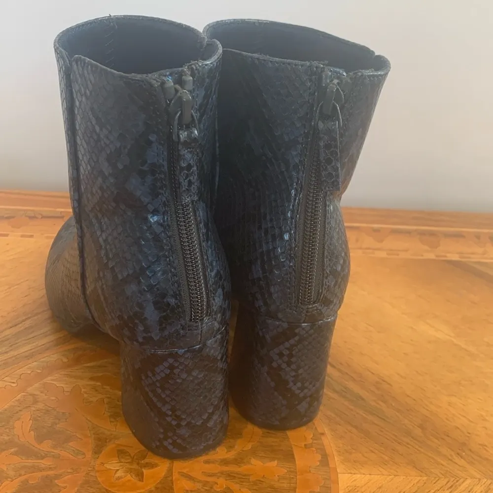 Old Navy Blue Faux Snakeskin Snake Print Ankle Boots Women’s Size 6 Back Zip - Image 3