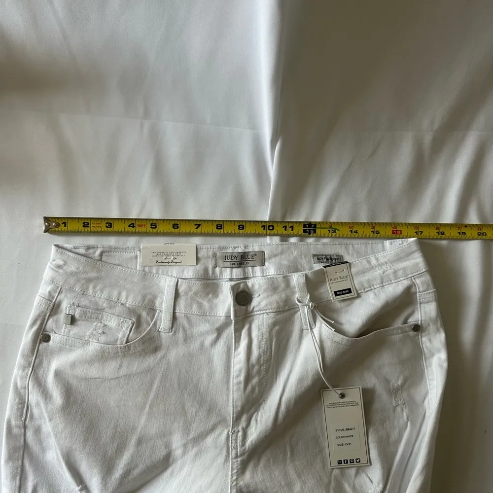 Judy Blue Boyfriend Fit 13/31 Mid Rise White Distressed Denim Jeans NWT - Image 4