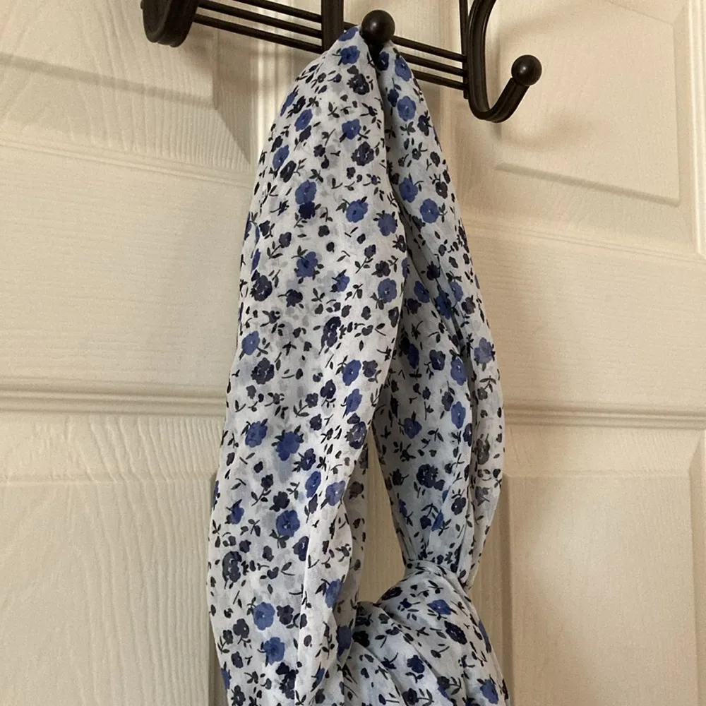 Brandy Melville Floral Scarf Like New Soft Lightweight Sheer 100% Viscose Flower - Image 3