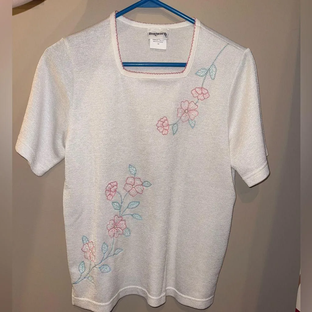 BonWorth off White Tee with Pink and Blue Floral Embroidery xs vintage flowers - Image 3