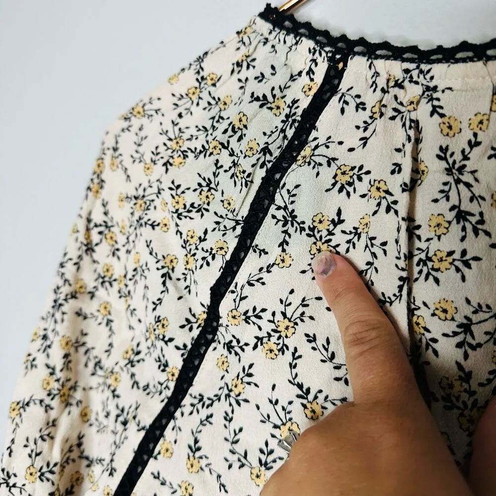 CUPCAKES AND CASHMERE Halston Cameo Rose Print V-Neck Blouse Size Large - Image 8