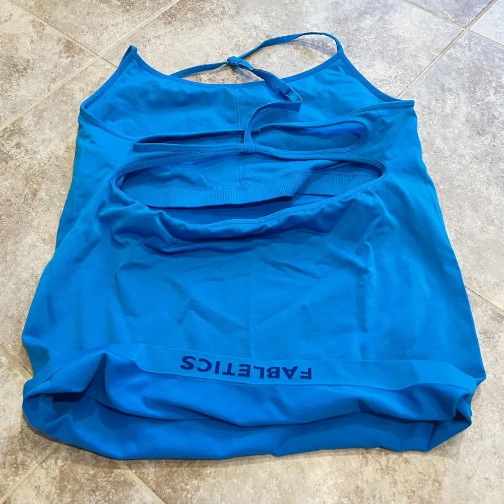 Fabletics strappy scoop neck razorback blue tank top medium - Image 4