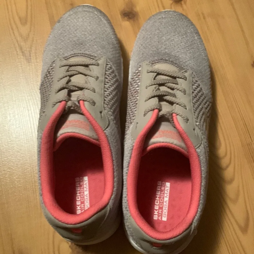 Skechers air cooled goga mat sneakers, Never been Worn - Image 4