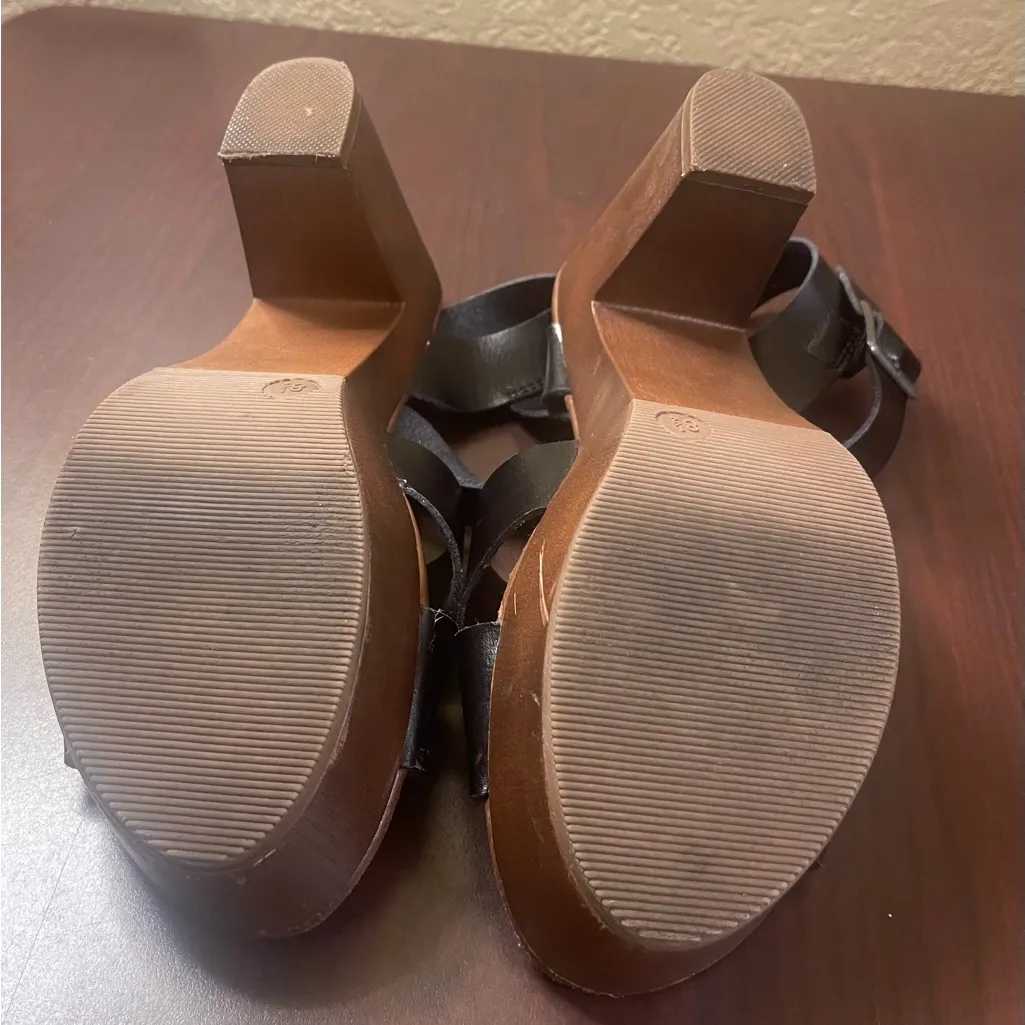 Universal Thread Black and Brown Platform Sandals with Crisscross Straps - Image 5