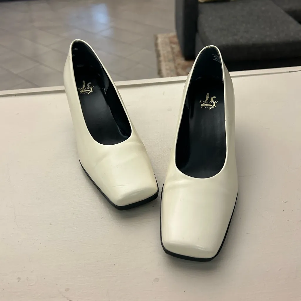 Heels Chic Cream Women's Heels 7 1/2 M like new no flaws found Clean! White Size 7.5 - Image 2