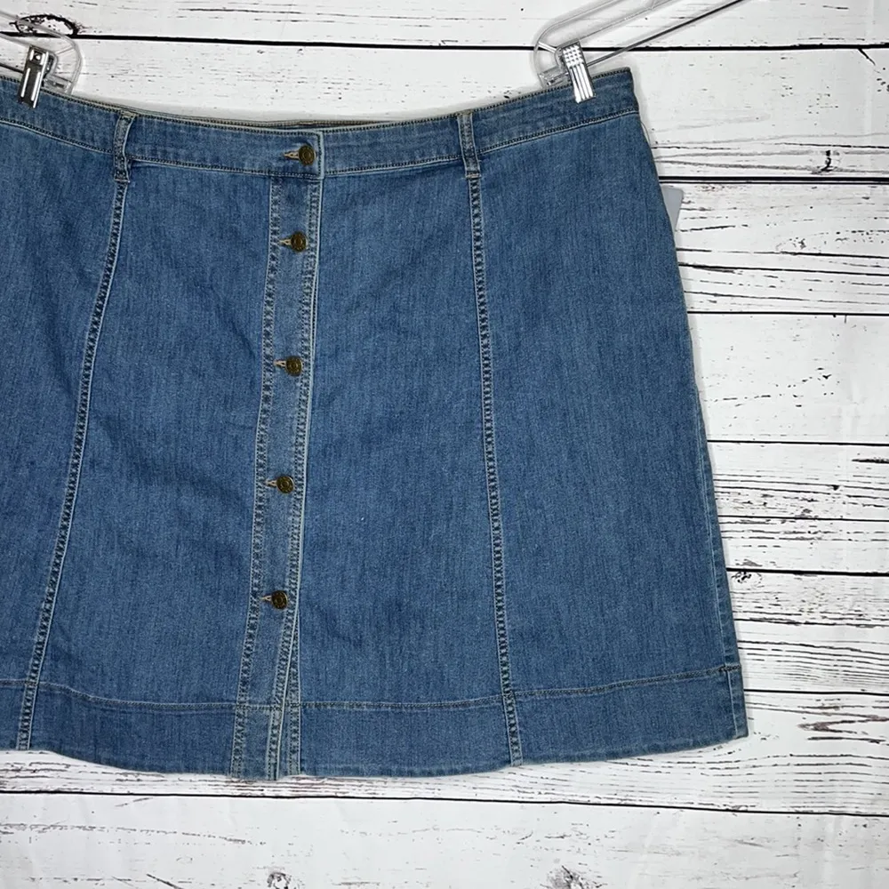 Chaps Denim NWT Size 24W Medium Blue Wash A-Line Button Front Skirt - Image 2