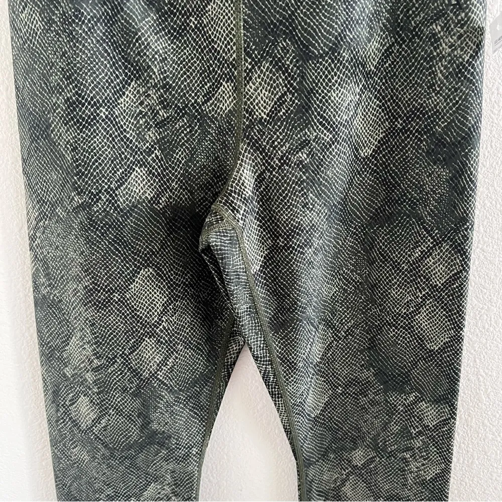 NWT Good American Eco Sheen Print 7/8 Active Legging Hunter Snake Size 3 - Image 10