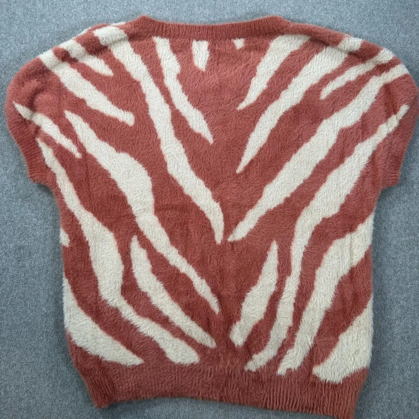 Kori Fuzzy Zebra Sweater Top Women's XL Short Sleeve V-Neck Rose Pink - Image 8