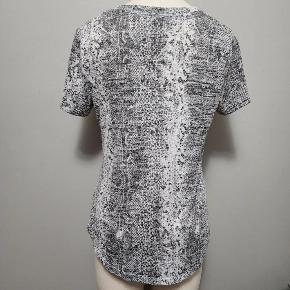 Buckle White Crow The Snakeskin V-Neck T-Shirt Gray Size Small - Image 6