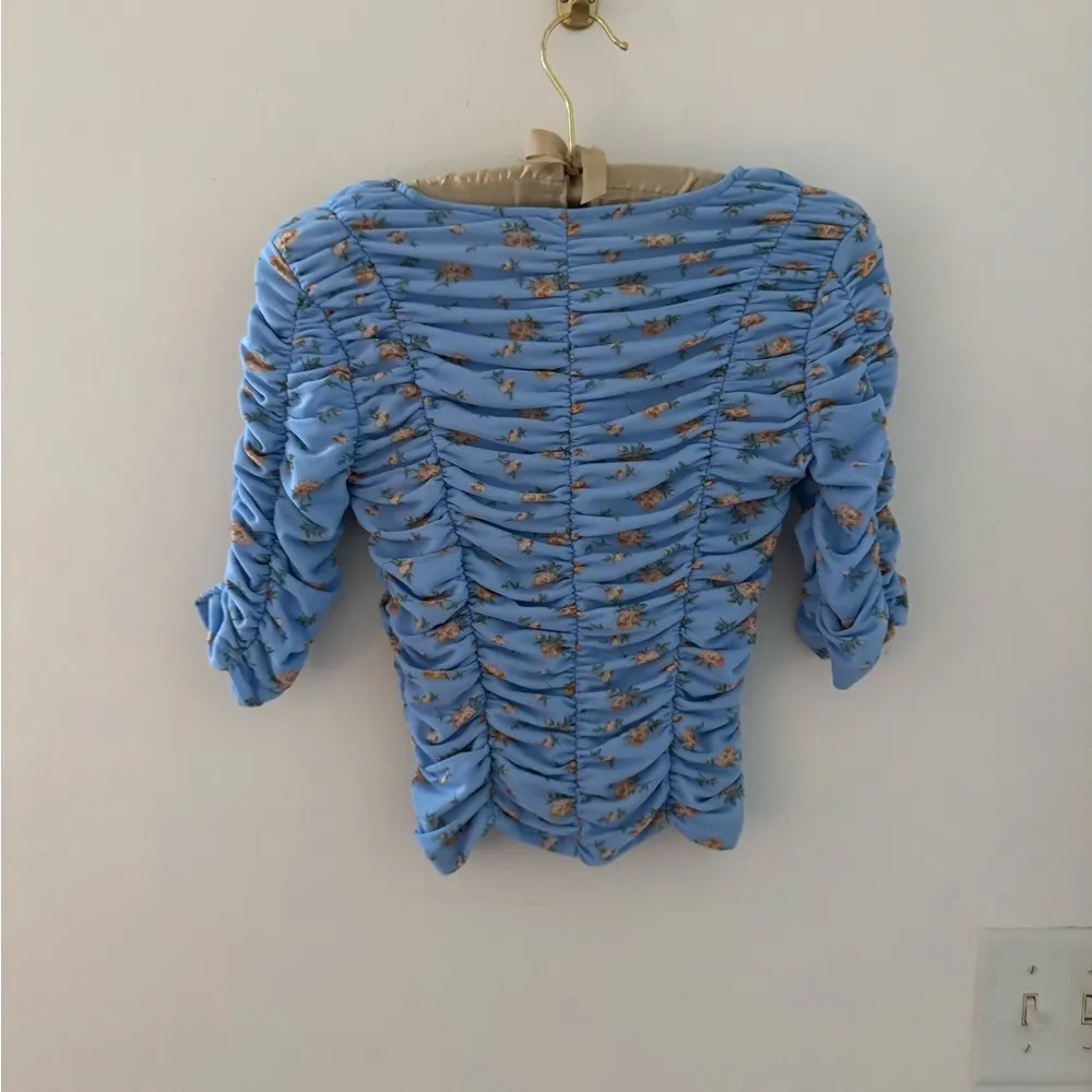 Zara blue top with floral detail sinched top size XS - Image 4