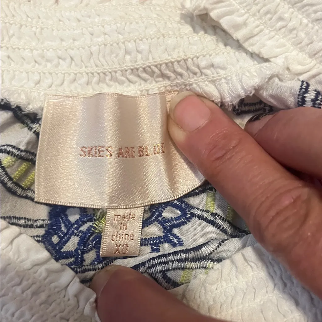Skies Are Blue White and Blue Patterned Top XS hobo like new - Image 2
