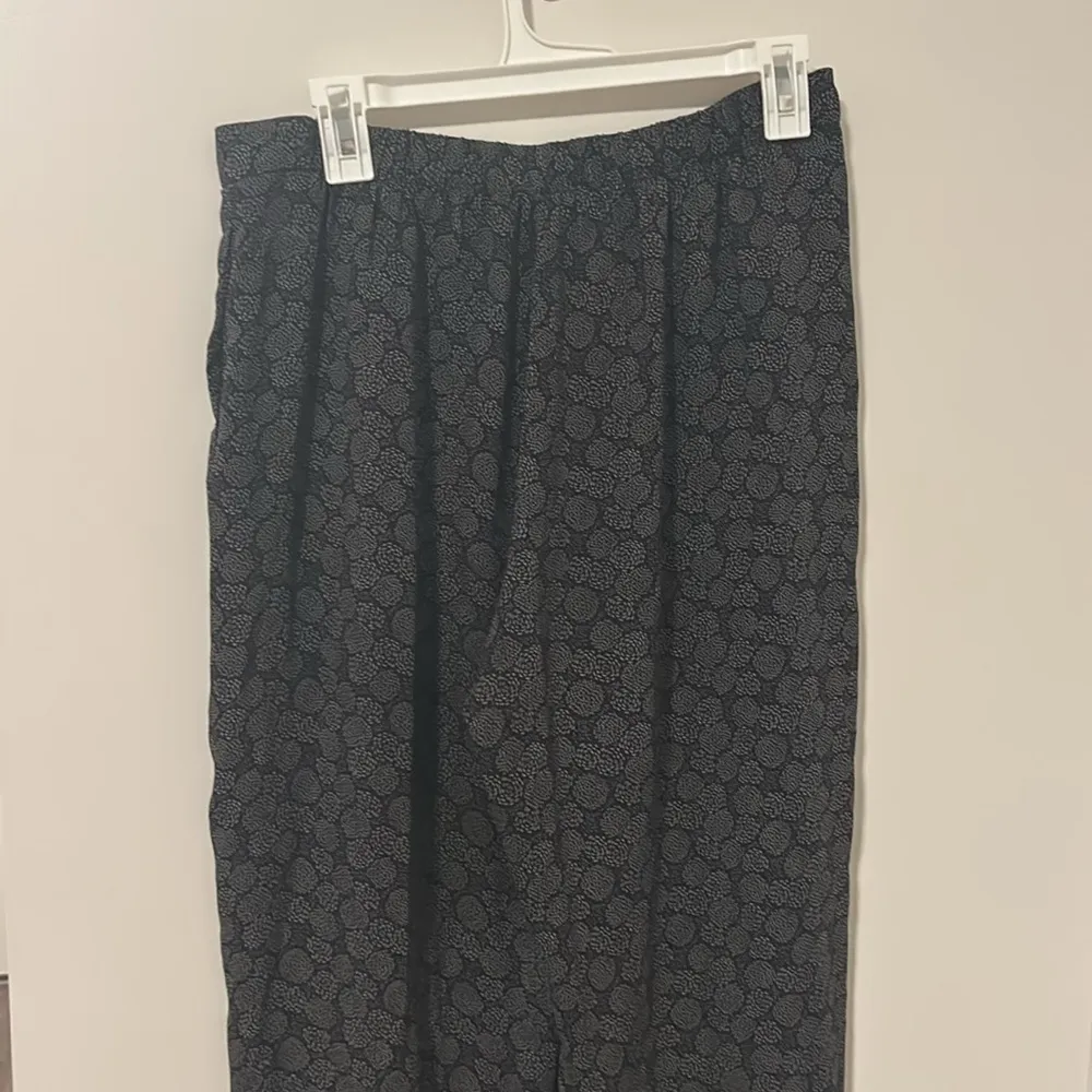 Vince 95% Silk Flower Printed Black Elastic Waistband Pants Size Small - Image 4
