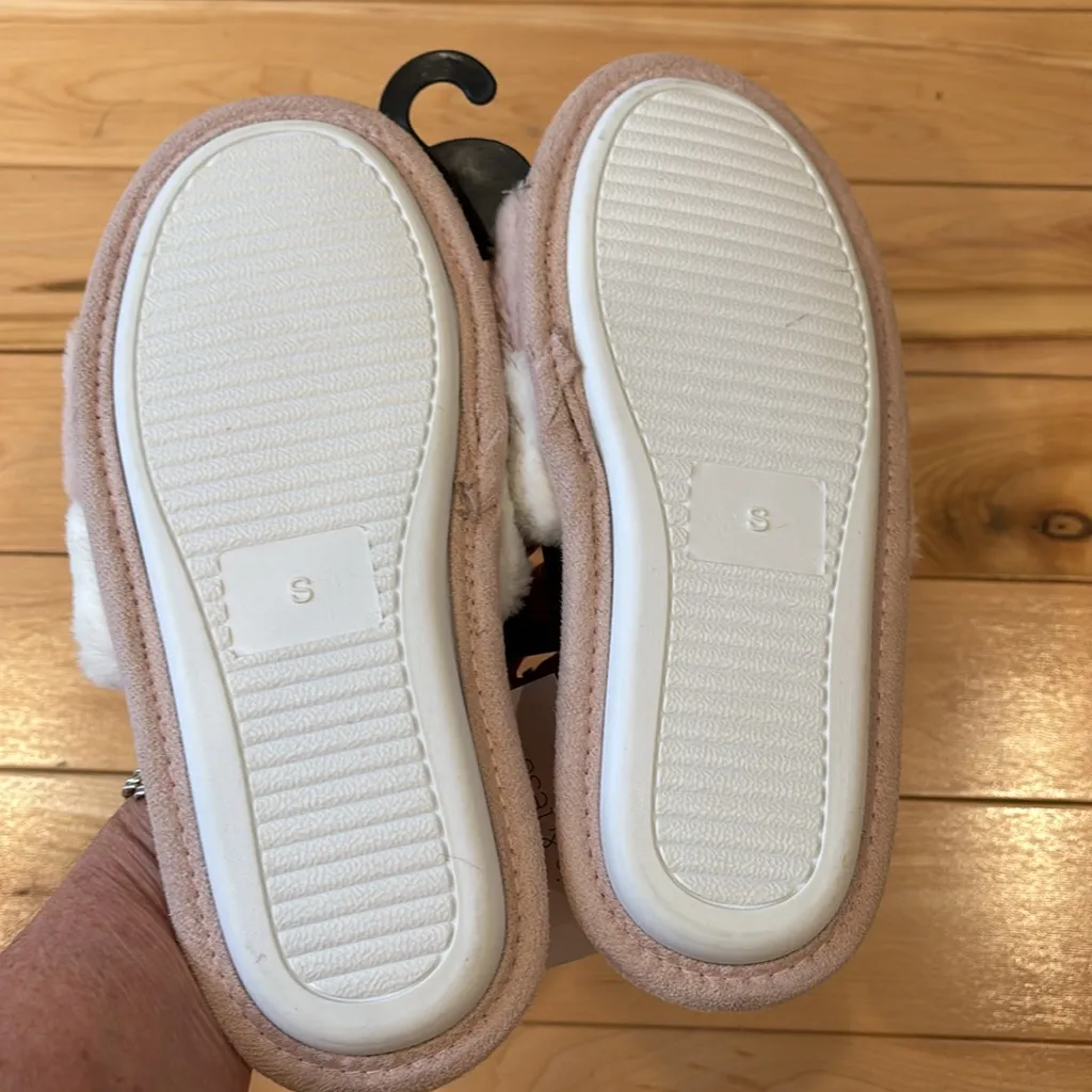 Mia and Tess Cozy Pink and White Fuzzy Slippers Size undefined - Image 4