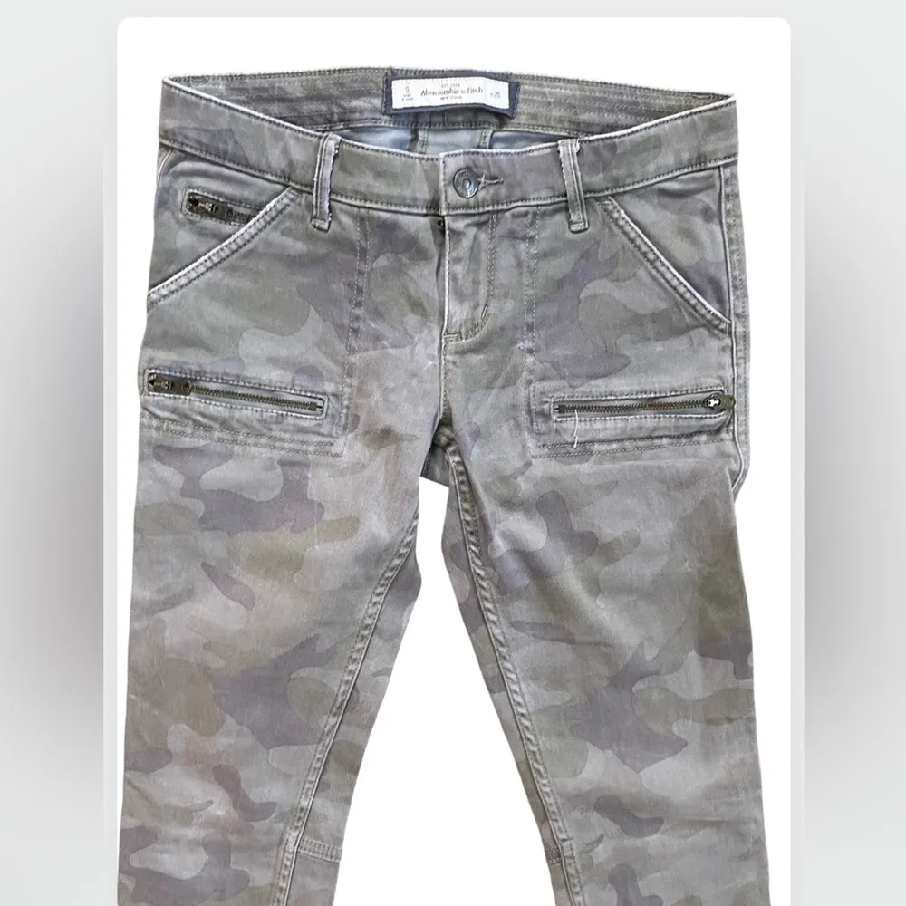 Abercrombie & Fitch Camo Army Green Low Rise Skinny Zipper Pants - Image 4