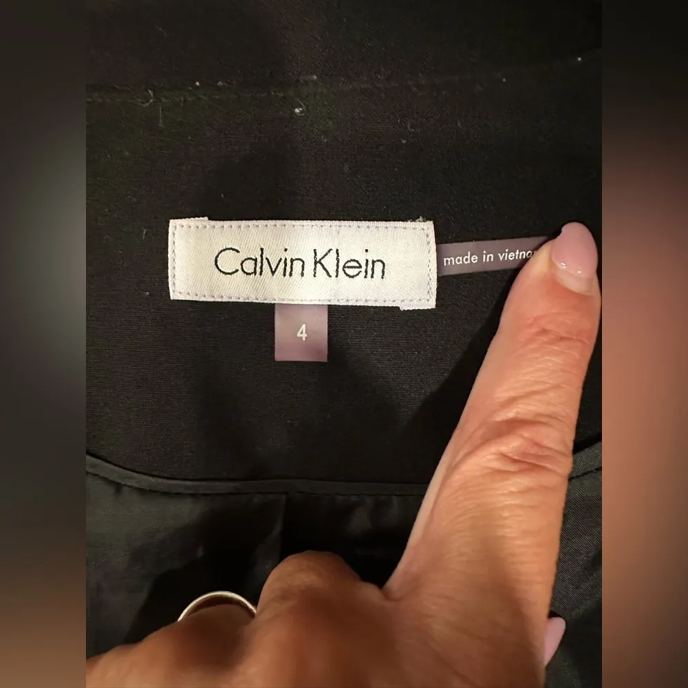 EUC CALVIN Klein black w gold Zippers open blazer - Image 5