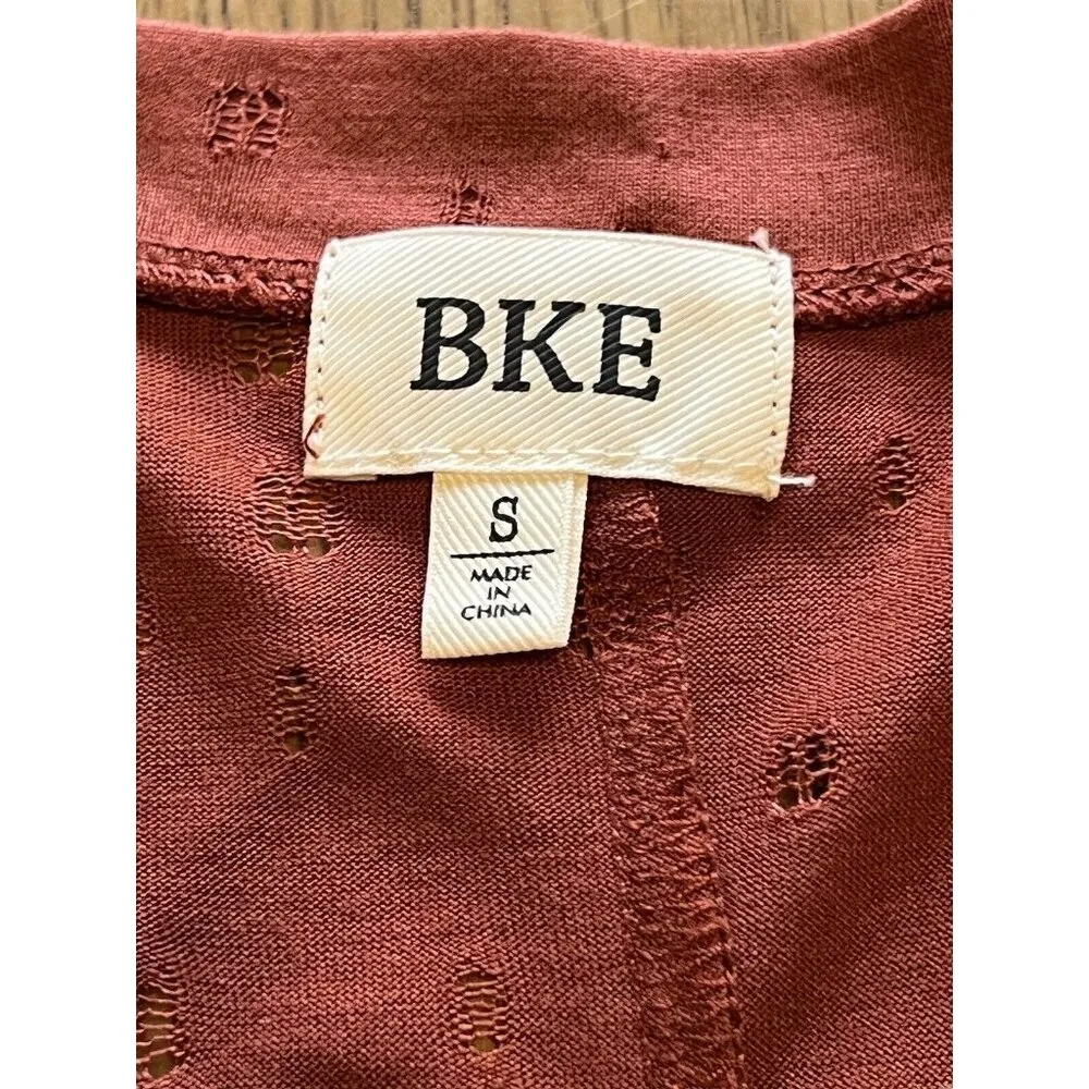 Daytrip BKE Buckle Boutique Shirt Size Small Distressed Short Sleeve Boho Preppy - Image 4