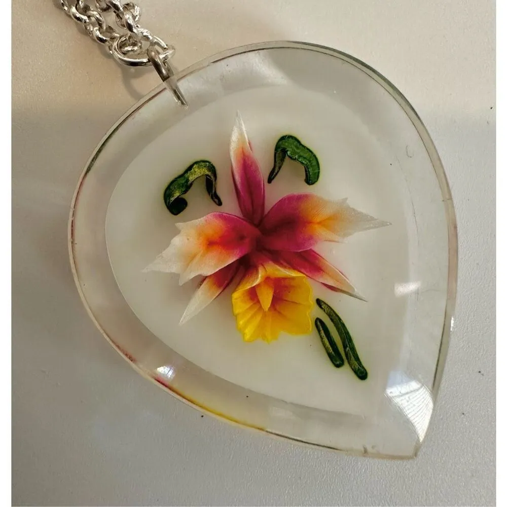 Lucite heart Pressed Flower Pendant necklace - Image 4