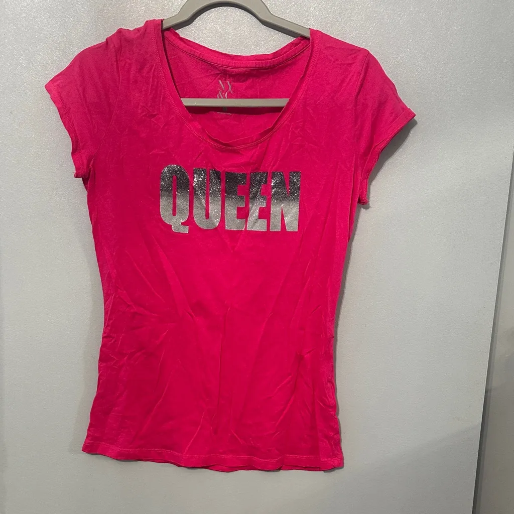 New York &‎ Company “QUEEN” Graphic Tee Hot Pink Metallic Lettering Size M - Image 2