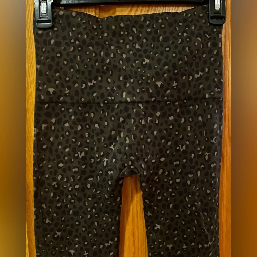 SPANX Look at Me Now Seamless Slimming Leggings in Olive Leopard Size Medium 6/8 - Image 10