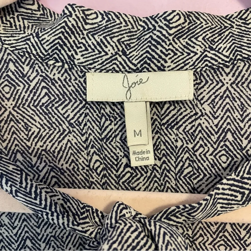 Joie 100% Silk Blouse V Neck Button Long Sleeve Bow Collar Size Medium - Image 3