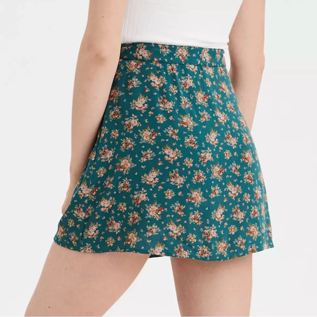 American Eagle Green Floral Women’s XS High-Waisted Wrap Mini Skirt - EUC - Image 2