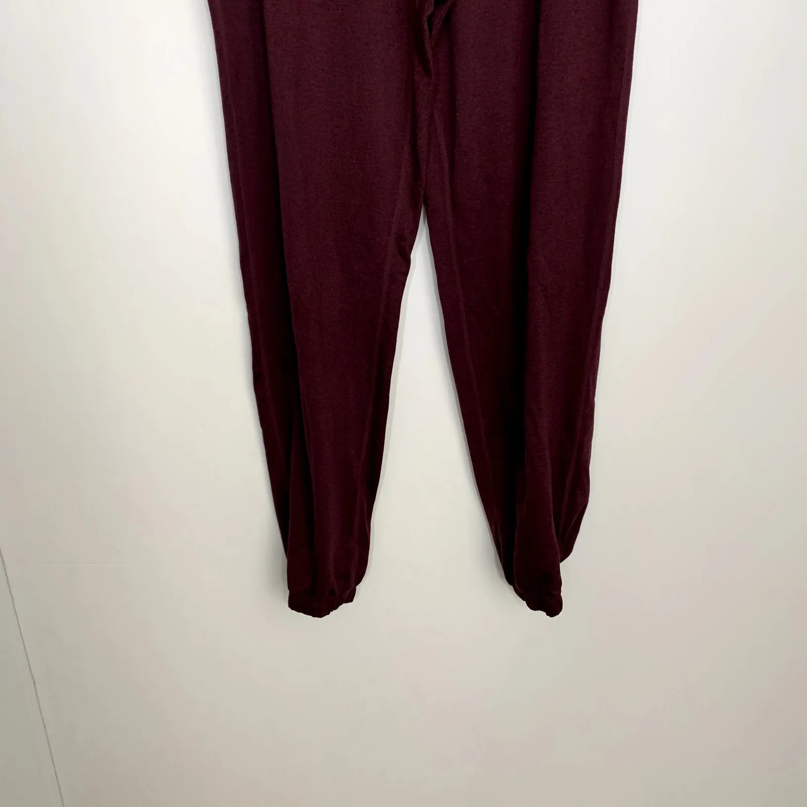 Vuori Performance Soft DreamKnit Jogger Pants Womens Medium Maroon - Image 11