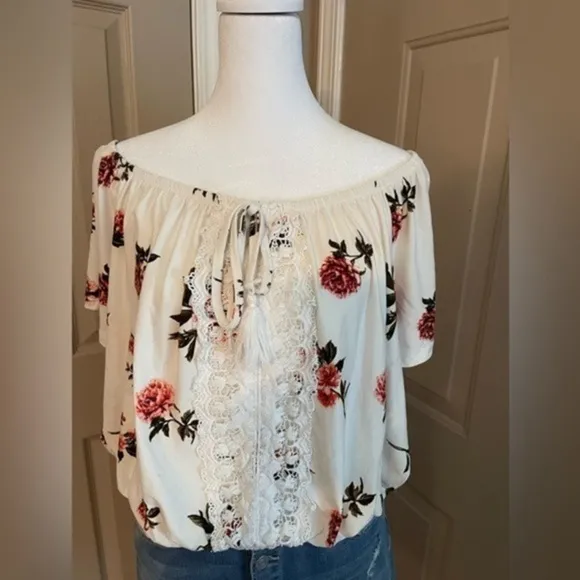 Rue21 Cropped Blouson Rose Print Top - Image 2