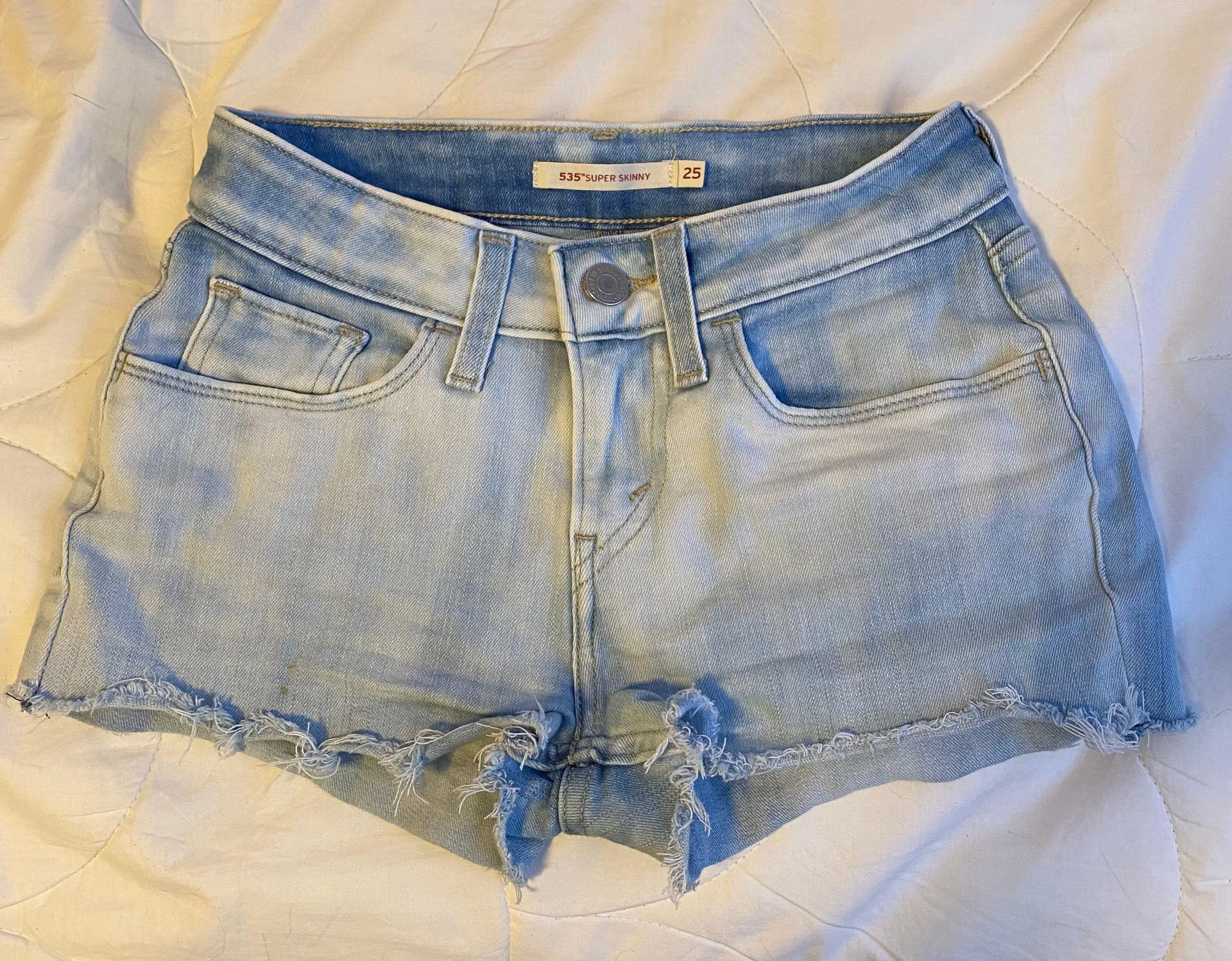 Levi’s Low Rise Shorts - Image 3