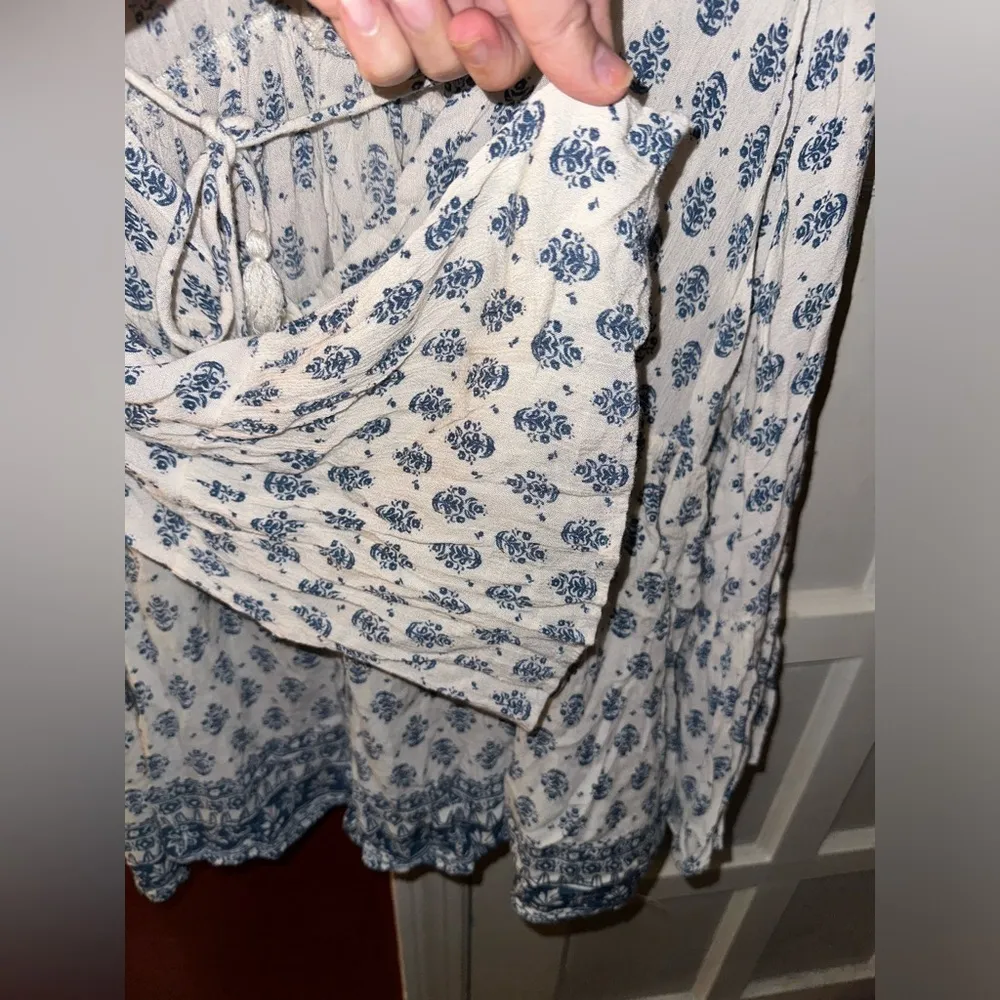 En Creme White and Blue Floral Peasant Top - Size Large - Image 9