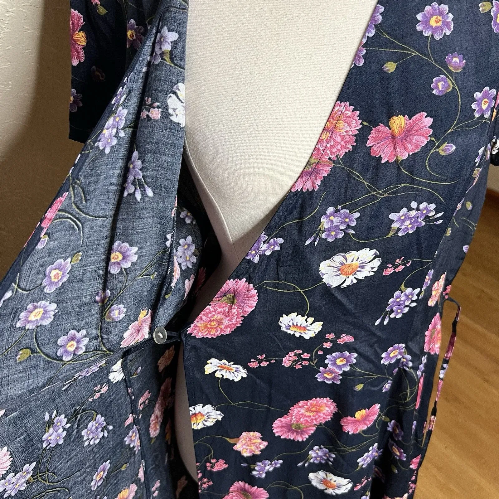 Vintage Sostanza Wrap Dress Womens Medium Dark Blue Floral Midi Short Sleeve - Image 5