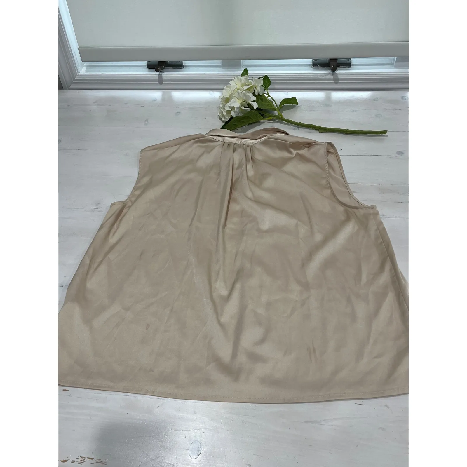 Banana Republic Women's XL Beige Sleeveless Collared Button‎ Down Shirt Top - Image 11