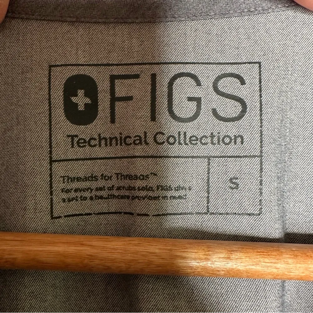 FIGS Casma Three Pocket Scrub Top in Grey Size Small - Image 7