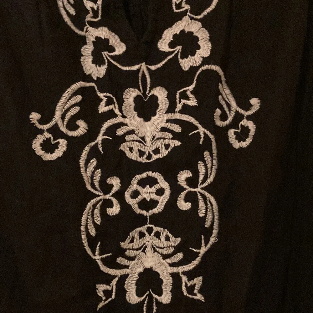 NWT Embroidered Black and White Blouse Size M - Image 6