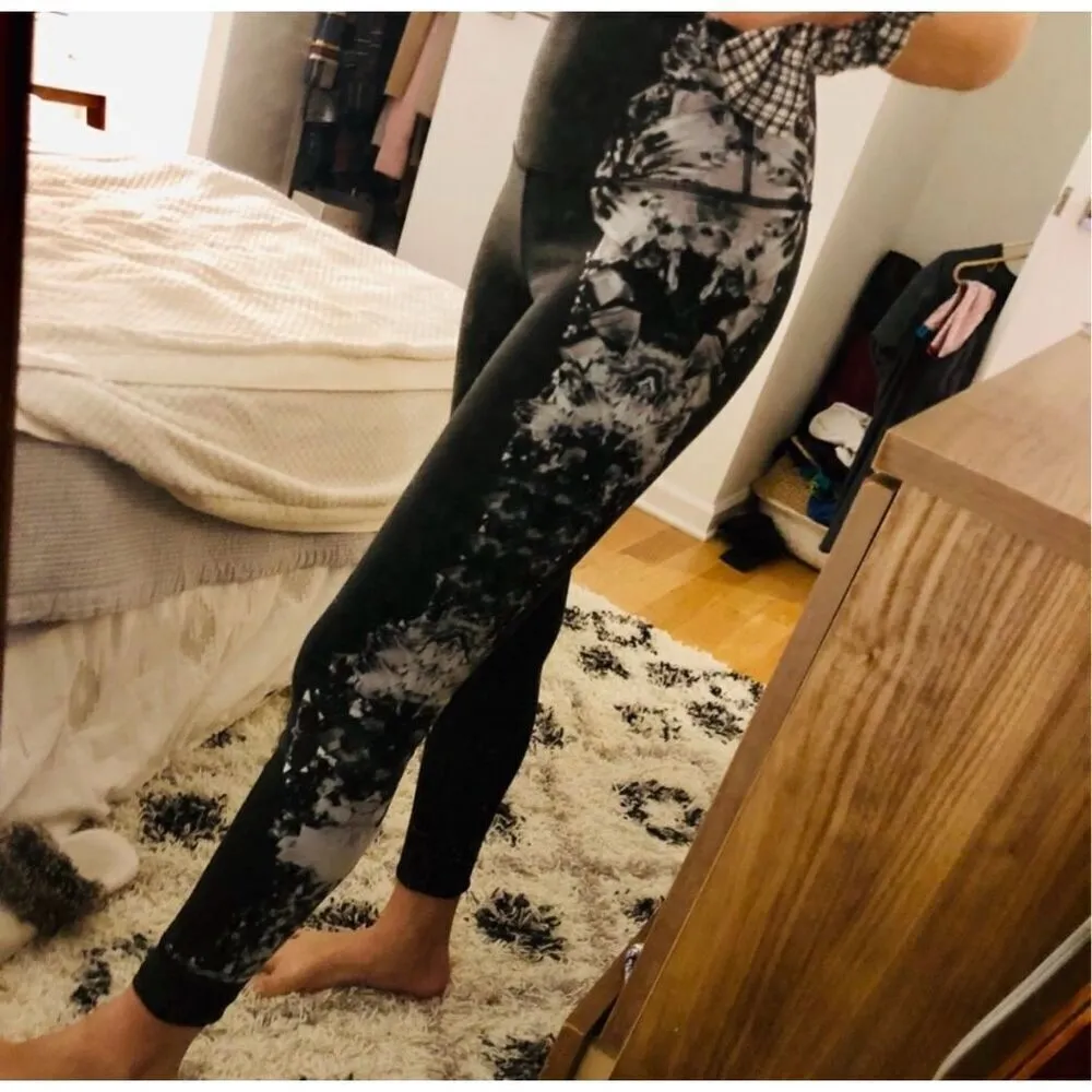 Alo Yoga airbrush leggings crystal black print size xs - Image 3