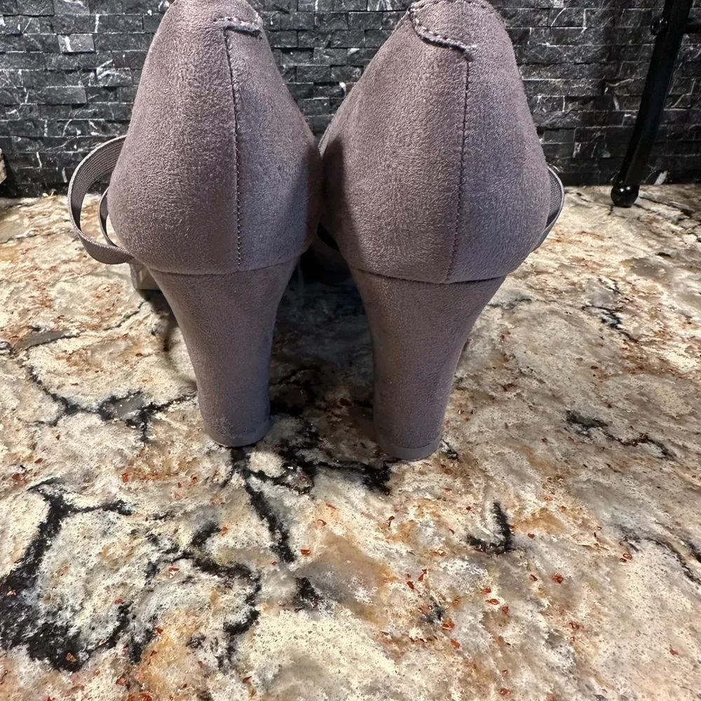 JOURNEE COLLECTION Loren slip on dress shoe Sz 9 M Gray Faux Suede Pump Heels - Image 5
