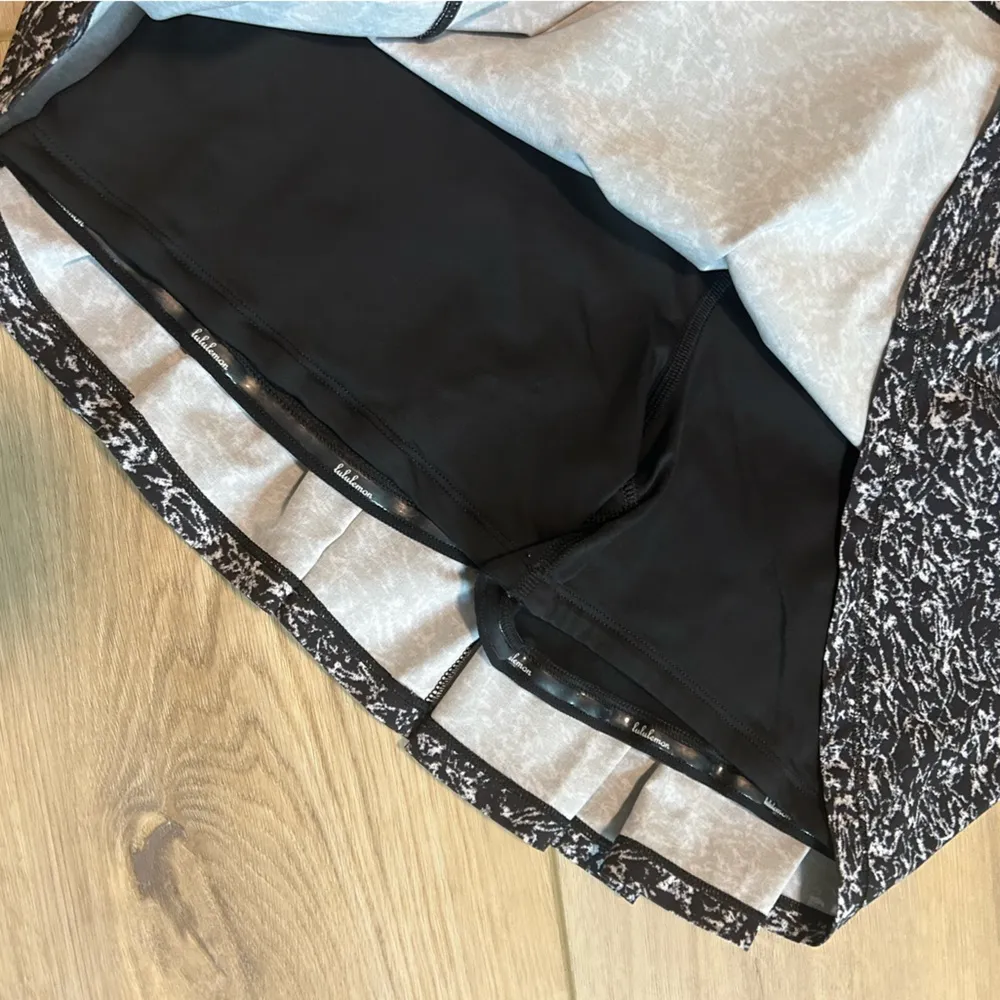 Lululemon Skirt/Skort Size 8 - Image 6