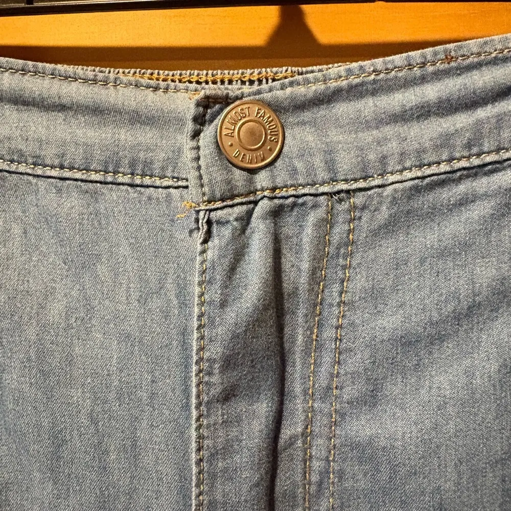 Almost Famous Juniors Faux Denim Cargo Pants Large Med wash - Image 3