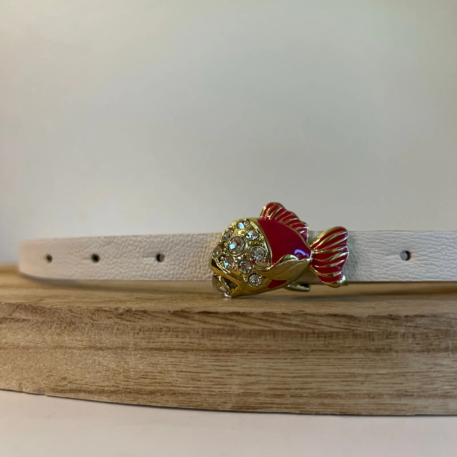 Betsey Johnson White Leather Skinny Thin Fish Embellished Buckle Belt Size Large - Image 2