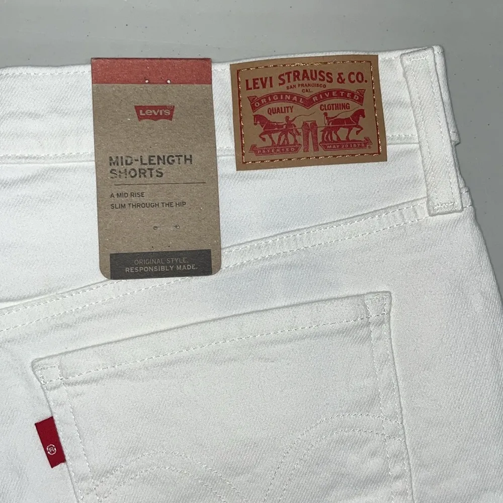 Levi’s NWT Size 31/12 White Denim Mid Rise Mid-Length Jean Shorts - Image 4